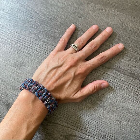 Paracord Bracelet NEW Unisex Handmade USA Red Blue Silver Black - Picture 5 of 8